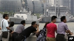 2012年6月14日,中国游客隔岸观看对中国进行友好访问并停靠在上海的印度军舰。