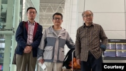 2021年1月28日上午,郭飞雄(中)在广州白云机场启程赴美 时与送行的朋友合影 (刘正清分享图片)