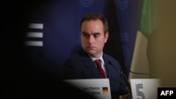 3月12日,法国国防部长塞巴斯蒂安·勒科尔努在与欧洲五大防务强国就乌克兰问题举行会议后,共同举行联合新闻发布会。