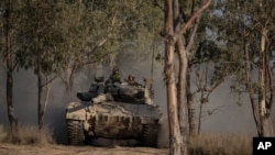 以色列一辆坦克在以色列和加沙边境地区行进。(2024年6月29日)