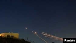 2024年4月12日,从以色列北部看到以色列的铁穹反导系统拦截了真主党从黎巴嫩向以色列发射的火箭弹。(路透社照片)