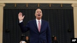 美国驻欧盟大使戈登·桑德兰在国会弹劾调查听证会上宣誓作证。（2019年11月20日）