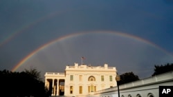 在华盛顿特区的一场暴雨期间,白宫上空出现了双彩虹(2017年8月3日)。