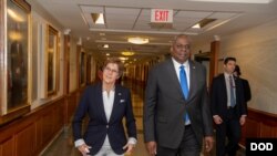 德国防长安娜格蕾特·克兰普-卡伦鲍尔(Annegret Kramp-Karrenbauer)2021年6月30日在五角大楼会见美国防长奥斯汀(美国国防部照片)