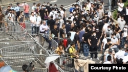 近百名口罩党拆除金钟道铁马 (苹果日报网站图片)