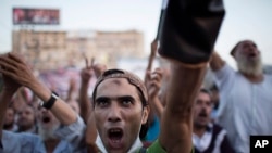 埃及被推翻的总统穆尔西的支持者8月12日在阿比亚清真寺外举行抗议