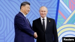 资料照片:俄罗斯总统普京在俄罗斯喀山举行的金砖国家峰会欢迎仪式上迎接中国国家主席习近平。(2024年10月23日)