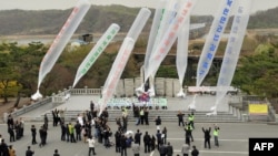 资料照:韩国民间组织和国际活动人士向朝鲜发送反对朝鲜的宣传品。(2011年4月29日)
