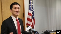 夏威夷州总检察长Douglas Chin在记者会上讲话(2017年3月9日)。夏威夷州就川普总统签发的新旅行禁令向联邦地区法院提起了诉讼