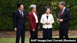 左起:日本防卫大臣木原稔、澳大利亚外长黄英贤、日本外务大臣上川洋子和澳大利亚国防部长理查德·马勒斯在澳大利亚维多利亚州举行2+2峰会。(2024年9月5日)