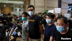 香港亲民主派立法会议员林卓廷(左二)和许智峰(左一)获保释后对媒体讲话。(2020年8月27日)