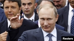 Tổng thống Nga Vladimir Putin và theo sau là Thủ tướng Ý Matteo Renzi, trái, thăm hội chợ thế giới Expo 2015 ở Milan, 10/6/2015.