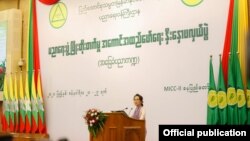 ပညာရေး နှီးနှောဖလှယ်ပွဲမှာ နိုင်ငံတော် အတိုင်ပင်ခံပုဂ္ဂိုလ် ဒေါ်အောင်ဆန်းစုကြည် မိန့်ခွန်းပြော (ဓါတ်ပုံ- Myanmar State Counsellor Office)