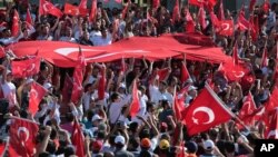 土耳其人在议会外抗议兵变(2016年7月16日)