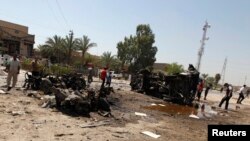 Dân chúng vây quanh hiện trường một vụ đánh bom xe ở Baghad, ngày 15/8/2013.