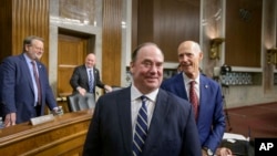 特朗普总统提名的海军部长人选费兰抵达参议院军事委员会,参加对他的提名的听证会。(2025年2月27日)