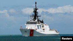 美国海岸警卫队的伯索夫号巡逻舰2012年6月29日驶入夏威夷珍珠港,准备参加环太平洋军事演习。