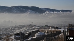 2月17日拍摄的照片显示,一层雾霾笼罩着蒙古首都乌兰巴托。