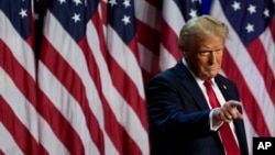 资料照：美国共和党总统候选人唐纳德·特朗普在佛罗里达州西棕榈滩的会议中心举行的选举之夜向支持者致意。(2024年11月6日)