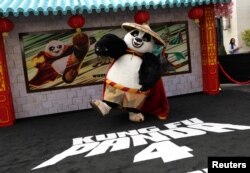 Seseorang mengenakan kostum Po saat menghadiri pemutaran perdana film "Kung Fu Panda 4" di Los Angeles, California, AS, 3 Maret 2024. (dok: REUTERS/Mario Anzuoni)