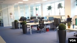 莫斯科的一家商业公司办公室。许多办公电脑来自联想。(美国之音白桦拍摄)