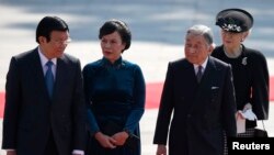 Chủ tịch nước Việt Nam Trương Tấn Sang (trái), phu nhân Mai Thị Hạnh (thứ hai từ trái sang), Nhật Hoàng Akihito (thứ hai từ phải sang) và Hoàng Hậu Michiko tham dự lễ nghênh đón ở Tokyo, 17/3/2014.