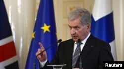 芬兰总统尼尼斯托和英国首相约翰逊在赫尔辛基签署了英芬深化防务和安全合作的声明后举行新闻发布会。(2022 年 5 月 11 日)