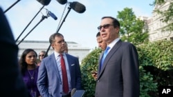 美国财政部长史蒂夫·姆努钦在白宫回答记者问题。(资料照片)