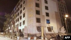 台湾花莲市遭6.0级地震袭击,公园路统帅大饭店一楼坍塌,台湾救援人员展开搜救。 (2018年2月6日)