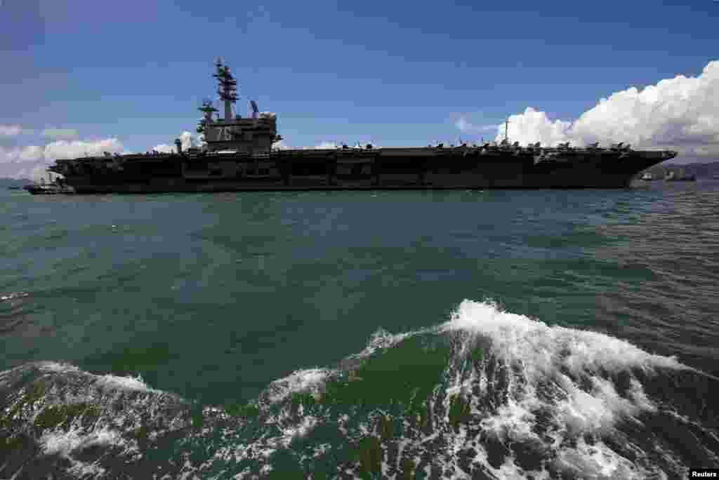 美国航空母舰罗纳德·里根号2017年10月2日访问中国香港港口。隶属美国海军第七舰队的尼米兹级核动力航母“里根号”及其“查菲号”驱逐舰9月初离开日本横须贺基地赴南中国海巡逻之后,驶抵香港访问补给,逗留四五天,船上五千名官兵分批上岸休息,参与官方交流及社区活动,包括访问学校等。