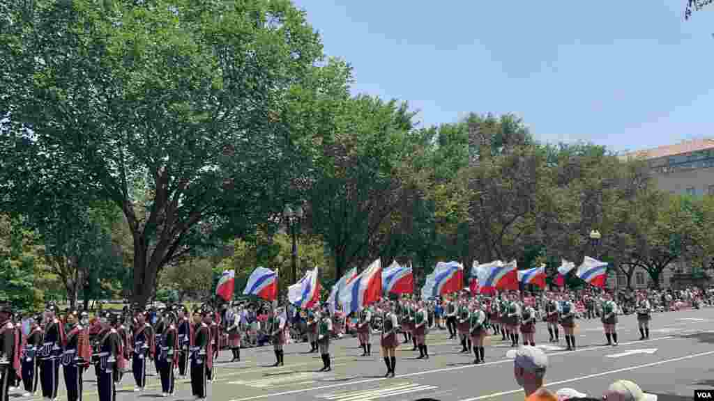 华盛顿独立日庆祝游行街头即景。(2025年7月4日)