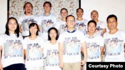 各地维权人士2014年穿“自由飞雄”文化衫声援郭飞雄(网络图片)