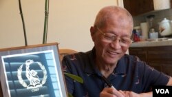 2012年陈一谘在著作内题字资料照片 (美国之音国符拍摄)