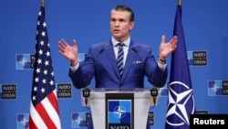 2025年2月13日,在布鲁塞尔北约总部举行的北约国防部长会议后,美国国防部长皮特·赫格塞斯在媒体发布会上发表讲话。