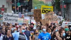 Biểu tình tại Thành phố New York chống tái mở cửa trường học không an toàn, ngày 3/8/2020.