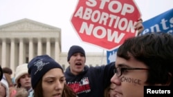 在联邦最高法院前,支持和反对堕胎人士相互对峙(2007年1月22日,资料图片)