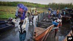 为躲避战乱而逃离家园的南苏丹百姓。(2014年1月2日资料照)