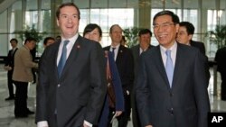 2013年 10月15日,英国财政大臣乔治.奥斯本(左)在北京访问,会晤中国工商银行董事长姜建清(右)。