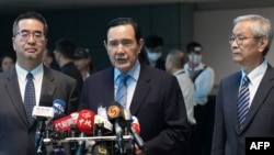 台湾前总统马英九4月1日启程再次访问中国之前,在台北桃园国际机场表示,“希望在当前两岸情势紧张的时候传递我们爱好和平、希望两岸交流、避免战争的心声。”