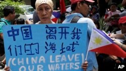 菲律宾民众在马尼拉中国总领馆前抗议中方行径(2019年6月12日)