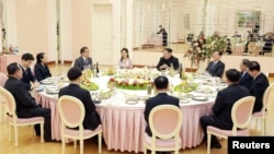 朝鲜领导人金正恩在平壤举行晚餐会招待到访的韩国代表团。(2018年3月5日)