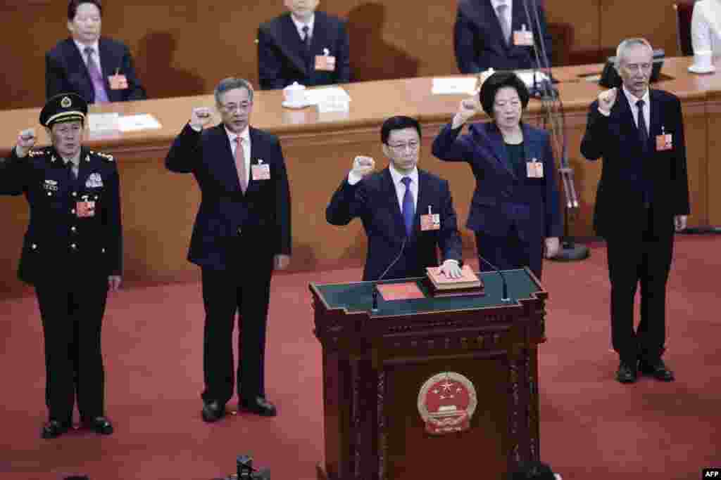 中国新任排名第一的副总理韩正率领新的副总理孙春兰、胡春华、刘鹤和国务委员、国防部长魏凤和等人在中国第十三届全国人民代表大会第一次会议第七次全体会议上宣誓就职(2018年3月19日)。中共十九大政治局委员、分管外交等工作的原国务委员杨洁篪没有连任国务委员或担任副总理,从而从国务院出局。