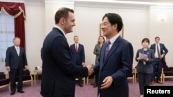 美国国会众议院美国与中国共产党战略竞争特设委员会主席迈克·加拉格尔（Mike Gallagher）2022年2月22日在台北会见台湾总统当选人、现任副总统赖清德。（台湾总统府照片）