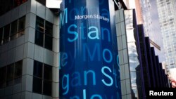 Logo perusahaan perusahaan keuangan Morgan Stanley di kantor pusat di wilayah Manhattan di New York City, New York, AS 20 Januari 2015. (Foto: REUTERS/Mike Segar)