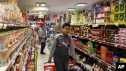 德黑兰北部某超市内的购物者。(资料照)