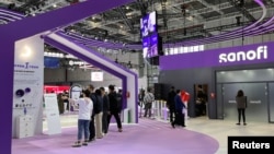 资料照片:在上海进出口博览会上的赛诺菲标识。(2024年11月8日)