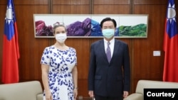 美国在台协会驻台北办事处处长孙晓雅2021年8月9日在台北拜会台湾外交部长吴钊燮。(台湾外交部推特)