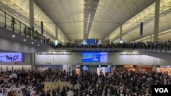 香港航空界2019年7月26日在香港机场举行反送中集会并抗议元朗暴行。(美国之音谭嘉琪拍摄)