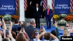 2024年10月3日,民主党总统候选人、美国副总统卡玛拉·哈里斯(Kamala Harris)在与前共和党女议员利兹·切尼(Liz Cheney)一同在威斯康星州里彭市竞选时向人群挥手致意。