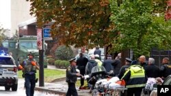 应急人员站在美国宾夕法尼亚州生命之树教堂外面(2018年10月27日)